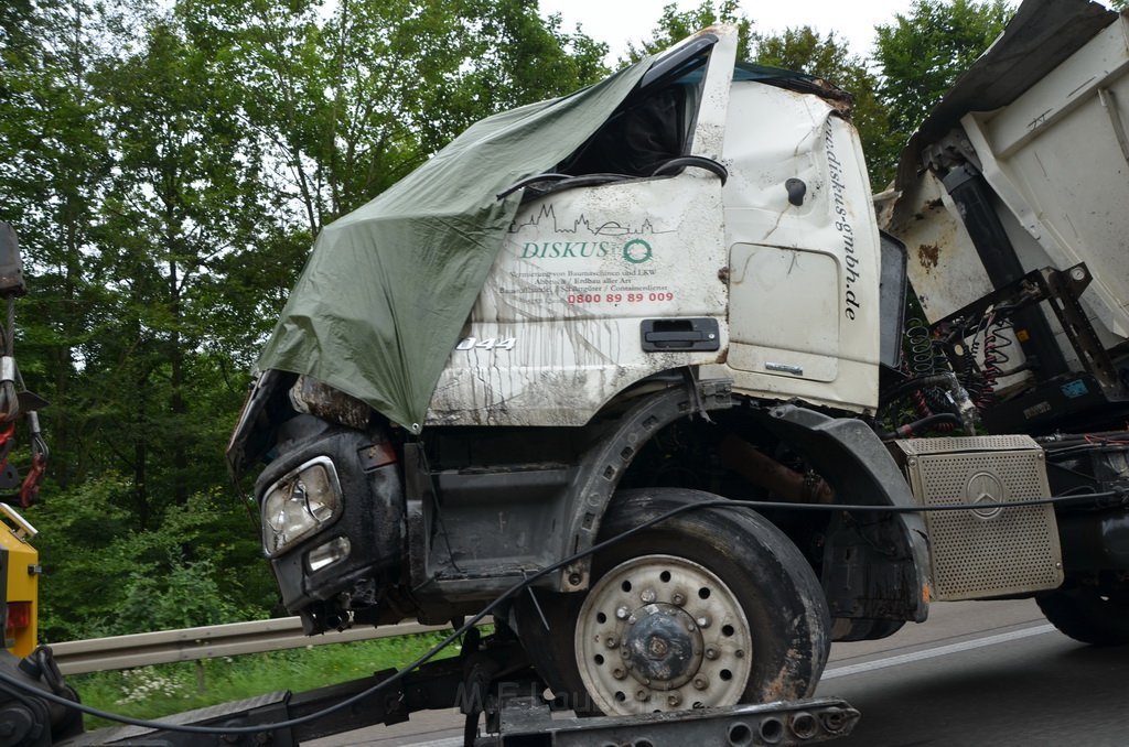 LKW umgestuerzt A 1 Rich Saarbruecken P270.JPG